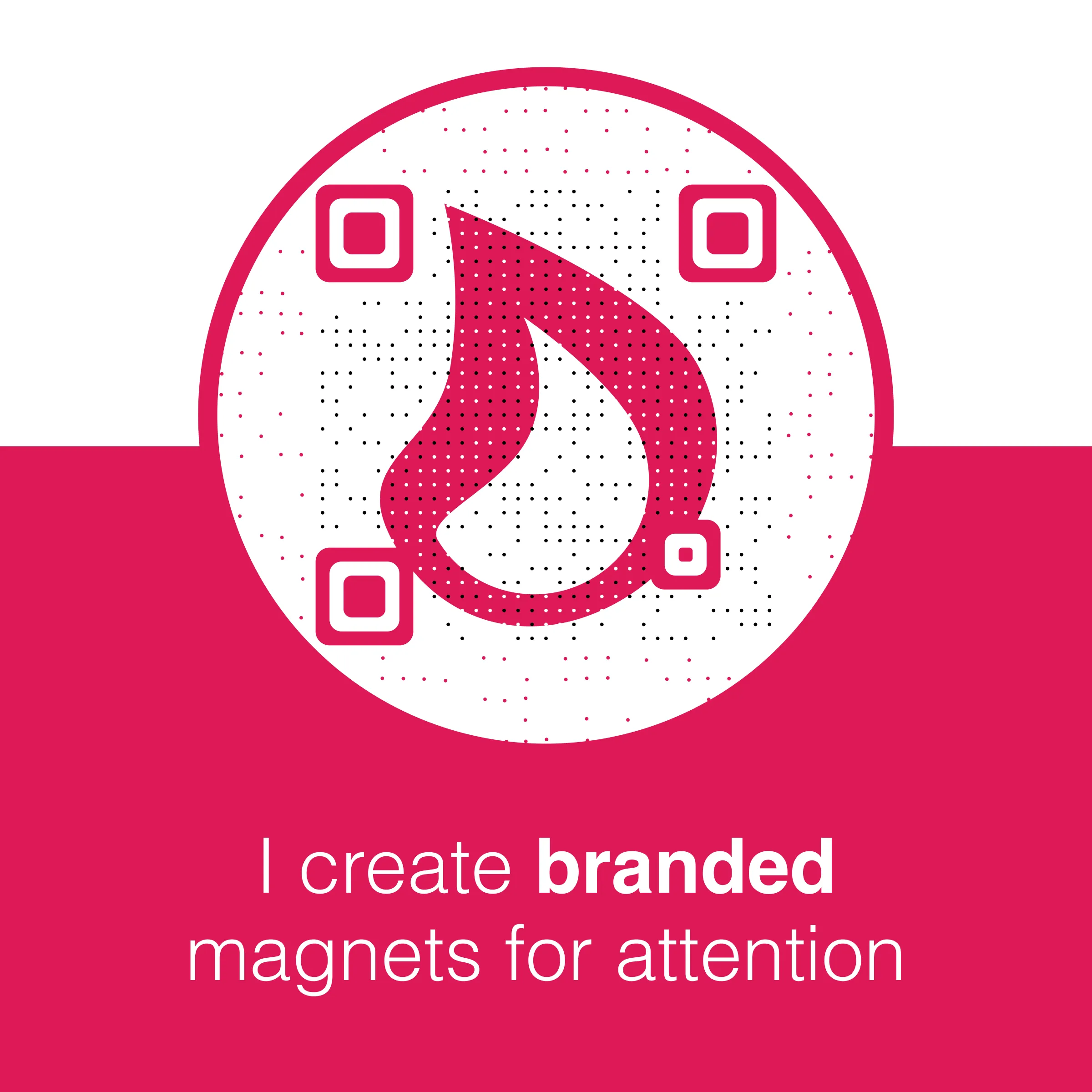 Magenta und weißer kreisförmiger Branding-QR-Code mit zentralem Flammen-Symbol und Halftone-Textur, darüber Text 'I create branded magnets for attention', zeigt aufmerksamkeitsstarkes CI-konformes Design